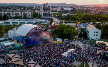 Magyar sztárok adnak koncerteket idén is a veszprémi Gyárkertben