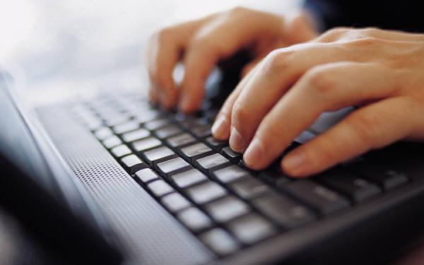 Az otthoni internetezést segíti tanácsaival az NMHH