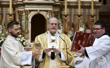 Erdő Péter: a keresztény ember feladata meglátni és megmutatni a feltámadás fényét a zavaros, félelemmel teli világban