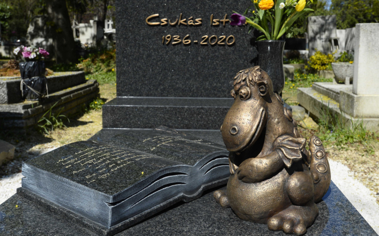 Új Süsü-szobor került Csukás István síremlékére