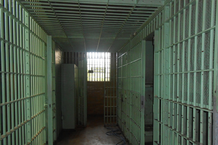 Áramot vezetett két fogvatartott a zárkaajtóba, hogy az megrázza az őrt