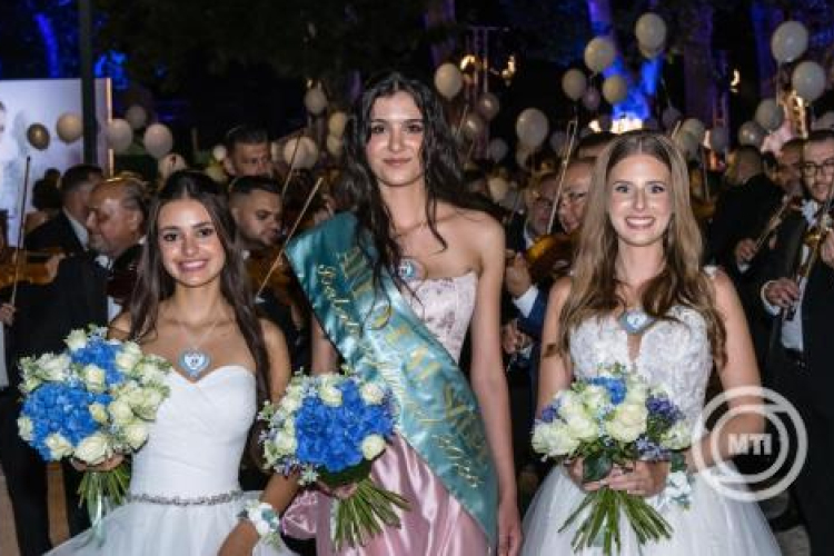 Elsőbálozó lányok lettek a 200. balatonfüredi Anna-bál szépei